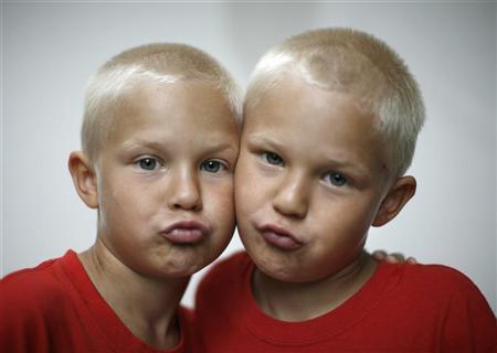 Identical twin brothers Mason (L) and Hudson Forsyth from Toronto, Ontario, are pictured before taking part in a look-alike contest during the final day of the 32nd annual Twins Days Festival in Twinsburg, Ohio, August 5, 2007. PHOTO: REUTERS