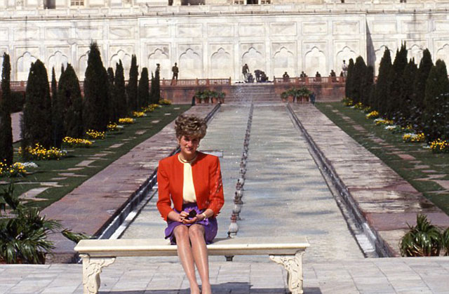 Uk S William And Kate Set To Visit Taj Mahal Evoking Diana S Famous Photo The Express Tribune