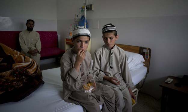 Abdul Rasheed (l), nine, and Shoaib Ahmed, 13, at a hospital in Islamabad. Photo: B.K. Bangash/AP