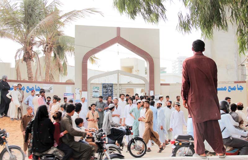 Rangers and police officials forced the crowd of worried spectators to disperse, as they were hindering rescue efforts. PHOTO: AYESHA MIR/EXPRESS