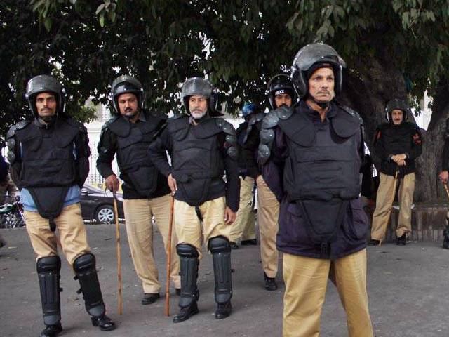 Rajanpur District Police Officer Hafiz Irfanullah has directed the police to arrest the robbers within 48 hours. PHOTO: ONLINE