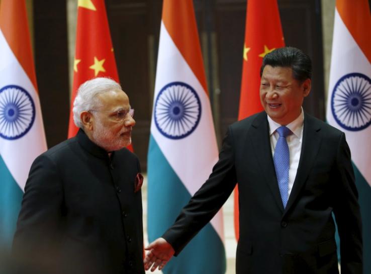 Chinese President Xi Jinping (R) guides Indian Prime Minister Narendra Modi to a meeting room in Xian, Shaanxi province, China, May 14, 2015. PHOTO: REUTERS