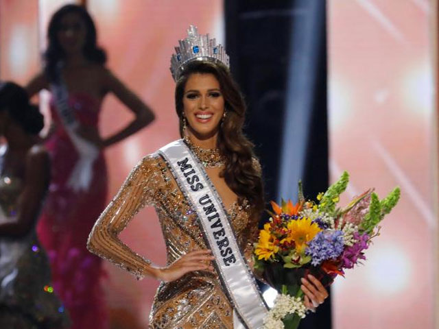 Miss France Iris Mittenaere poses after being declared winner in the 65th Miss Universe beauty pageant at the Mall of Asia Arena, in Pasay, Metro Manila, Philippines January 30, 2017. REUTERS/Erik De Castro