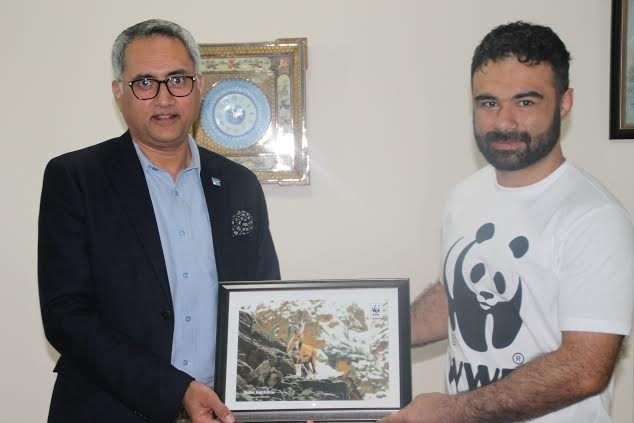 Hammad Naqi Khan (L) praised Bashir Ahmad’s (R) efforts for working on many other initiatives in his personal capacity for the betterment of the country. PHOTO: PUBLICITY
