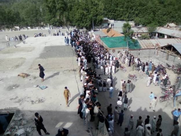 A mob surrounding the Chitral Police Station demanding that a man accused of blasphemy be handed over to them: PHOTO/EXPRESS
