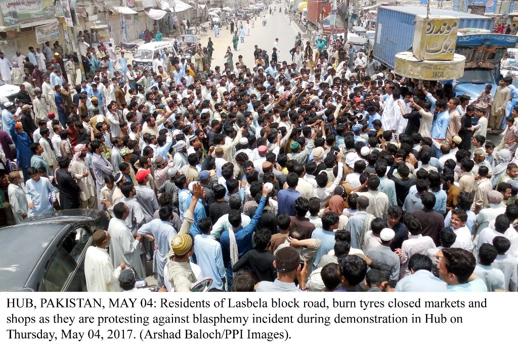 Residents of Lasbela protest against blasphemy incident in Hub on May 4, 2017. PHOTO: PPI