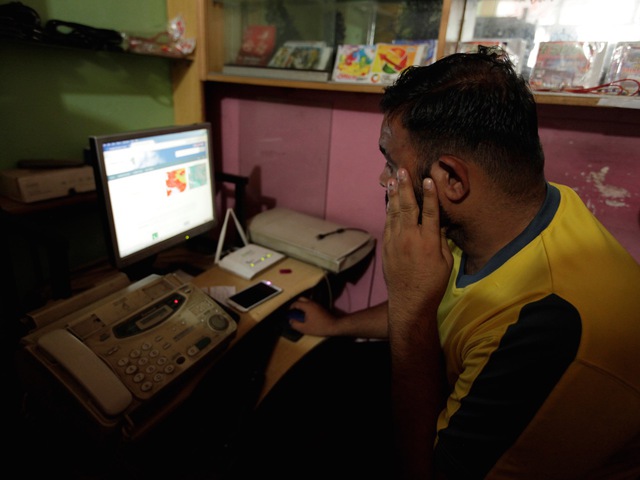 A man explores social media on a computer at an internet club in Islamabad, Pakistan, August 11, 2016. PHOTO: REUTERS