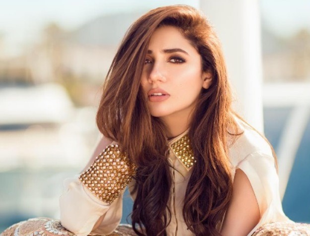 Mahira Khan looks so stunning in new photoshoot, it's advised to 'approach  her with caution'