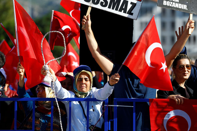 Supporters of President Erdogan wave Turkish flags during a trial for soldiers accused of attempting to assassinate the president on the night of the failed last year's July 15 coup, in Mugla, Turkey, October 4, 2017. PHOTO: REUTERS