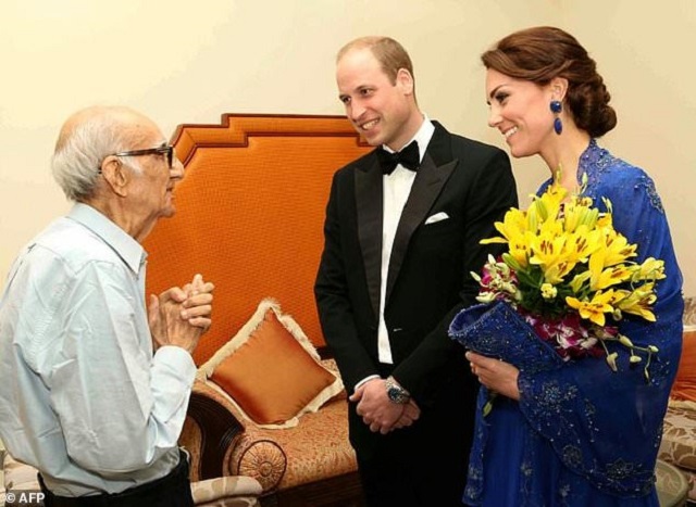 Kohinoor meets Harry's brother Prince William and William's wife Catherine in Mumbai last year
PHOTO: AFP