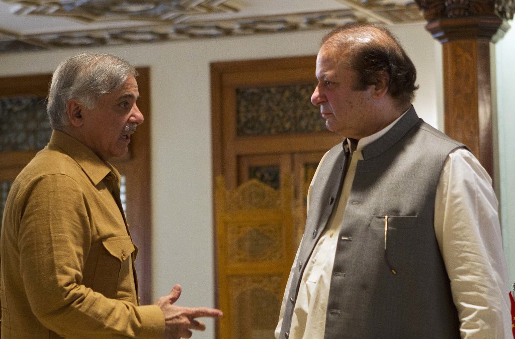 Former prime minister Nawaz Sharif (R) with his brother Shehbaz Sharif. PHOTO: REUTERS / FILE