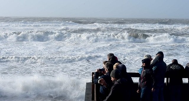 People watch waves during the storm Carmen in Lacanau, southwestern France, on January 1, 2018. Photo:AFP