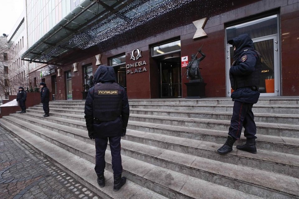 Russian Interior Ministry officers gather outside a building, which houses the office of the Anti-corruption Foundation led by opposition leader Alexei Navalny, before a rally for a boycott of a March 18 presidential election in Moscow, Russia January 28, 2018. PHOTO: REUTERS