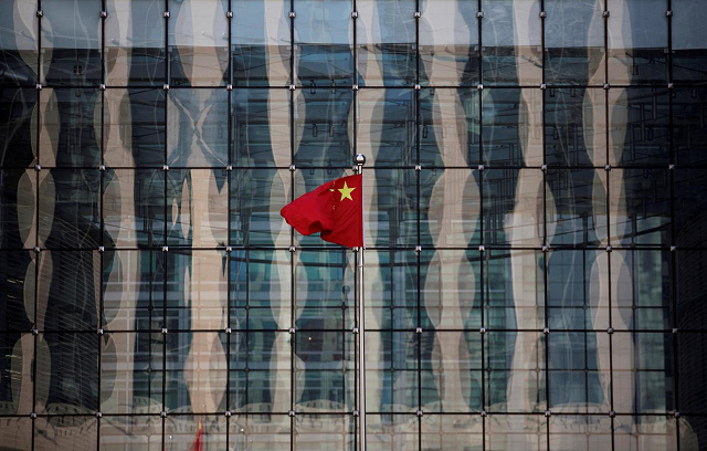 A Chinese national flag flutters at the headquarters of a commercial bank on a financial street in central Beijing, China November 24, 2014.
PHOTO: REUTERS