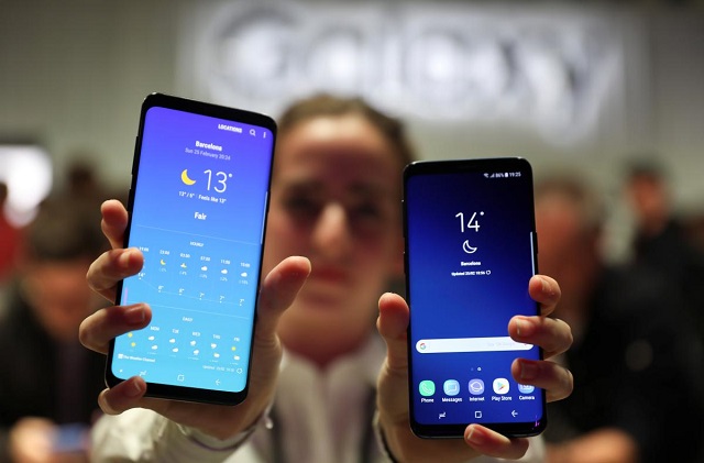 A hostess shows up Samsung's new S9 (R) and S9 Plus devices after a presentation ceremony at the Mobile World Congress in Barcelona, Spain February 25, 2018. PHOTO: REUTERS