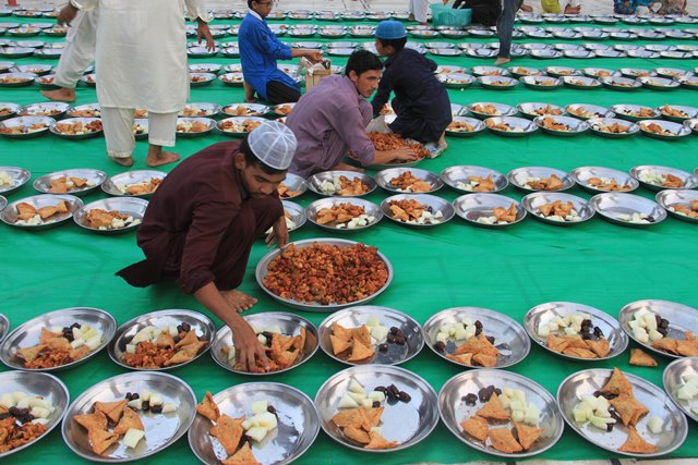 The first day of fasting in Karachi was marked by power outages. PHOTO: ATHAR KHAN/EXPRESS