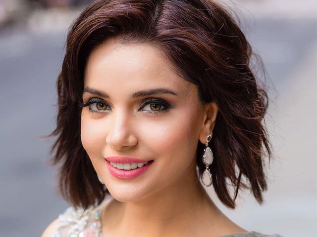 Armeena Rana Khan to visit Syria, hand-deliver 'zakaat' to refugee children | The Express Tribune