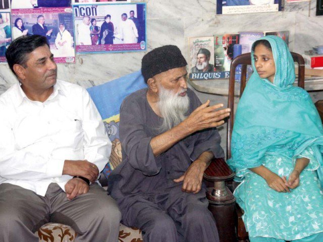 Geeta along with Late Abdul Sattar Edhi and Indian envoy. PHOTO: EXPRESS/FILE