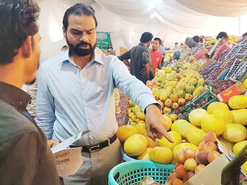 Price Control Committee Chairman Mian Usman Ghalib inspects fruits and vegetables during his visit to Ramazan Bazaar in Gulberg. PHOTO: ONLINE