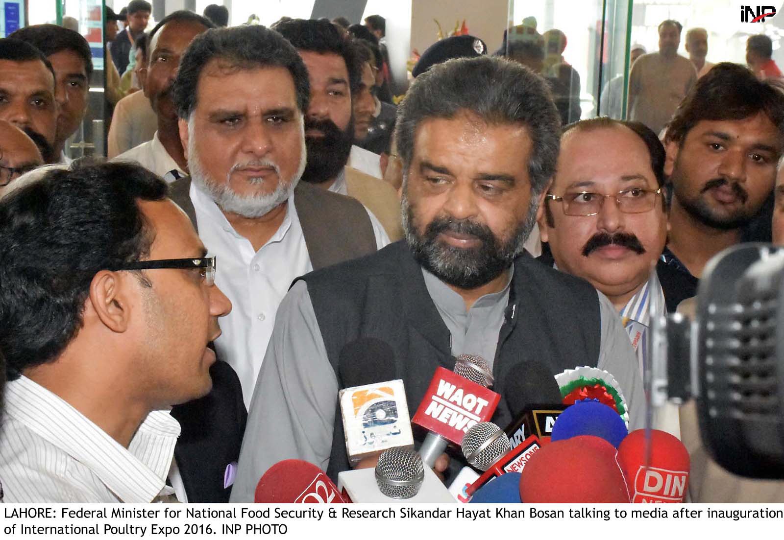 Federal Minister for National Food Security and Research Sikandar Hayat Khan Bosan talking to media
PHOTO INP