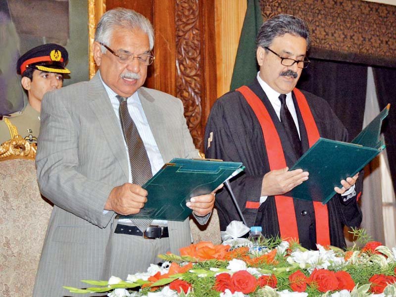 The Khyber-Paktunkhwa governor administers oath to new Chief Justice of Peshawar High Court, Justice Yahya Afridi. PHOTO: ONLINE