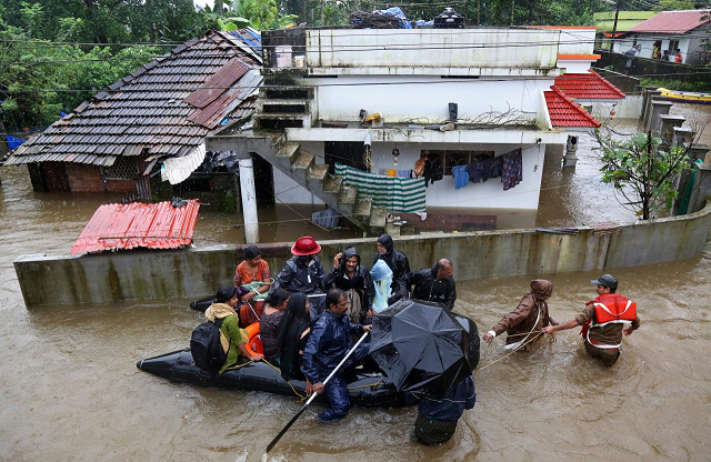 Some 353,000 people have taken shelter in 3,026 relief camps as thousands of army, navy and air force troops fan out to help those still stranded.
PHOTO: REUTERS