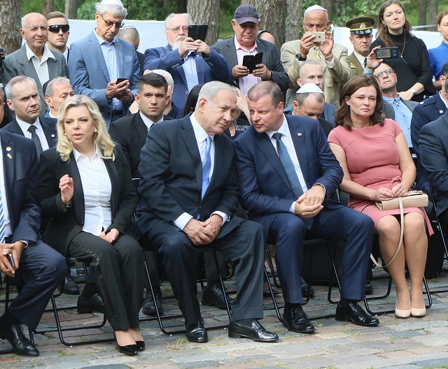Prime Minister of Israel Benjamin Netanyahu his wife Sara Netanyahu (L), Lithuania's Prime Minister Saulius Skvernelis (3rd L) and his wife. PHOTO: AFP