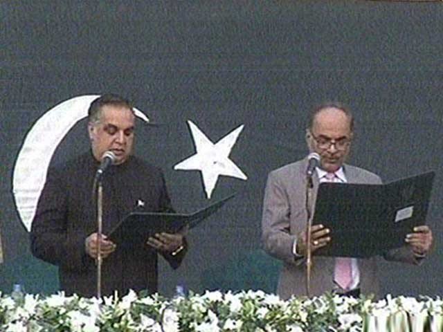 PTI's Imran Ismail takes oath as the Governor Sindh. PHOTO: EXPRESS