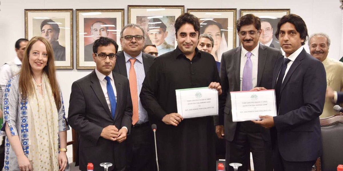BIlawal exchanging Mining Lease Offer Letters for Thar Coal Block 3 A and B with Zulfikar Ali Khan Executive Director of Asia Power Group Ltd UK. PHOTO: PPP OFFICIAL