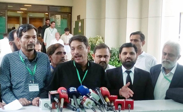 Faisal Raza Abidi speaking to media outside Supreme Court. PHOTO: ONLINE