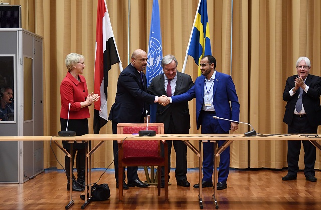 Yemen's foreign minister Khaled al-Yamani and rebel negotiator Mohammed Abdelsalam shake hands under the eyes of United Nations Secretary General Antonio Guterres, Sweden's Minister for Foreign Affairs, Margot Wallstr m and UN special envoy to Yemen Martin Griffiths, during peace consultations taking place at Johannesberg Castle in Rimbo, north of Stockholm, Sweden, on December 13, 2018.
PHOTO: AFP