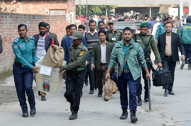 Bangladeshi security personnel carry polling materials at distributing center in Dhaka on December 29, 2018. - Bangladesh stepped up security on December 29 in a bid to contain violence during a general election expected to see Prime Minister Sheikh Hasina win a record fourth term.
PHOTO: AFP