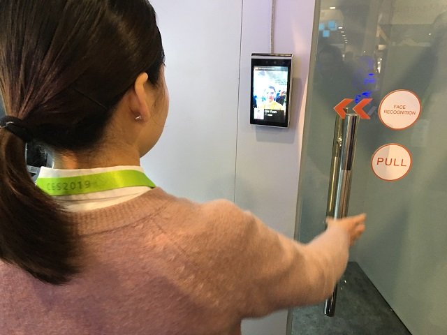 Ella Yuan of the Chinese startup Tuya shows how facial recognition can be used in a home security system to allow or deny entry, at the Consumer Electronics Show in Las Vegas on January 9, 2019.
PHOTO: AFP