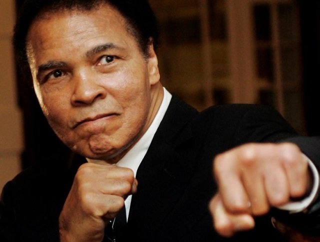 US boxing great Muhammad Ali poses during the Crystal Award ceremony at the World Economic Forum (WEF) in Davos, Switzerland January 28, 2006. PHOTO:REUTERS