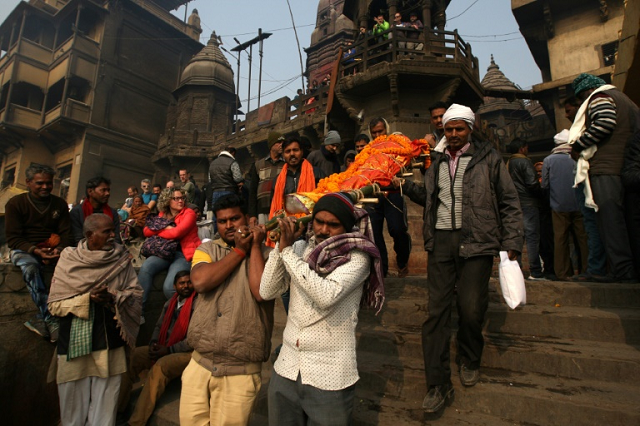 They arrive in battered cars, on crutches and sometimes on a stretcher barely able to breathe -- but salvation is close for thousands of Hindus who go to the holy city of Varanasi each year to die. PHOTO: AFP