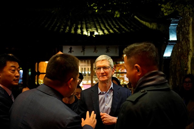 Apple CEO Tim Cook arrives before the fourth World Internet Conference in Wuzhen, Zhejiang province, China, December 2, 2017.
PHOTO: REUTERS