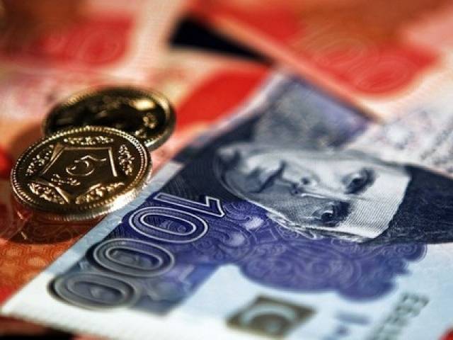A man tricked by swindlers and lost his money in Rawalpindi.PHOTO: EXPRESS