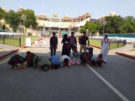 India hands over Pakistani citizens to authorities at Wagah border. PHOTO: EXPRESS