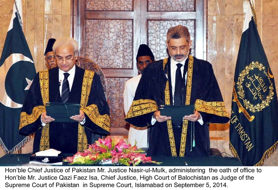 Chief Justice of Pakistan Nasirul Mulk (L) administrating oath to the Justice Qazi Faez Isa as Judge of Supreme Court of Pakistan. PHOTO: PID/FILE