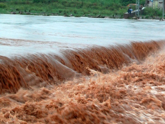 Rivers burst their banks in some parts of Maharashtra after authorities released water from dams brimming with as much as 670 mm (26.4 inches) of rain received in a week.
PHOTO: FILE