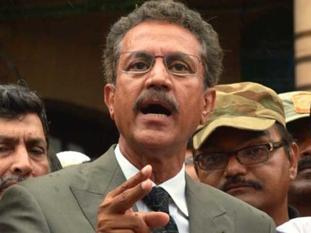 Waseem Akhtar appeals Supreme Court to take notice of the deaths in Karachi