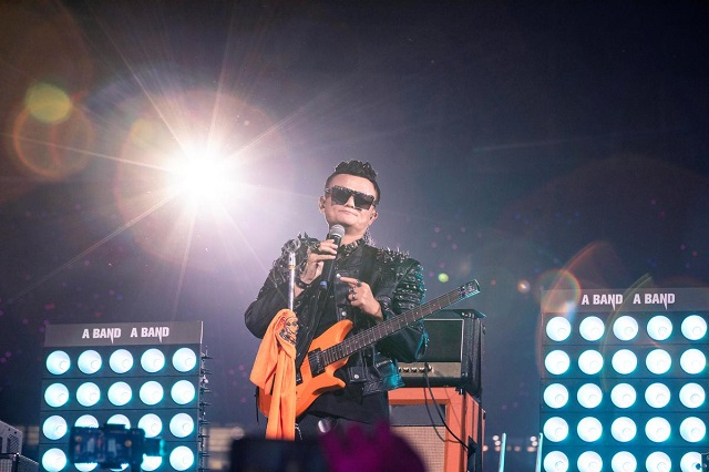A tearful Jack Ma formally left Alibaba (BABA.N) on Tuesday, donning a guitar and a rock star wig at an event for thousands of employees of the e-commerce giant he founded 20 years ago.
PHOTO: REUTERS
