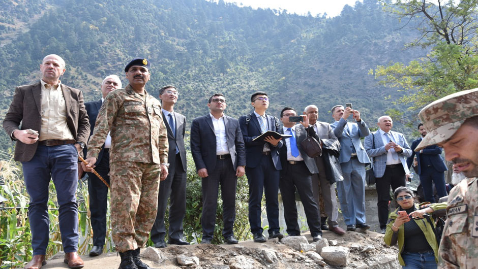 Diplomatic corps visits LoC, India refuses rare Pakistan invite.
PHOTO: EXPRESS