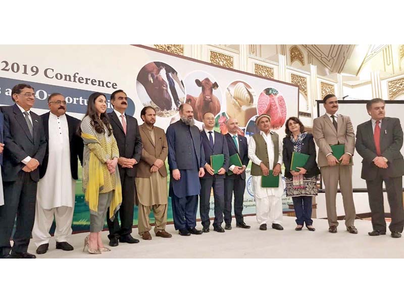Balochistan Chief Minister Jam Kamal poses for picture along with participants of livestock seminar. PHOTO: EXPRESS