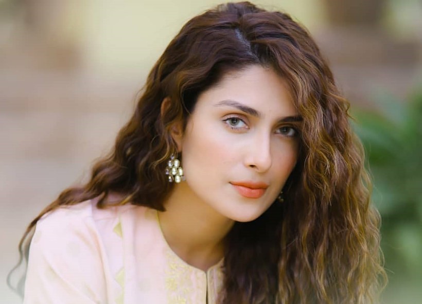 Ayeza Khan to share a "breaking news"