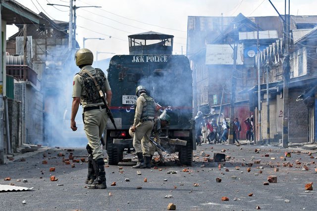 New Delhi claimed arresting a decorated police officer for helping Kashmir freedom fighters. PHOTO: AFP/FILE