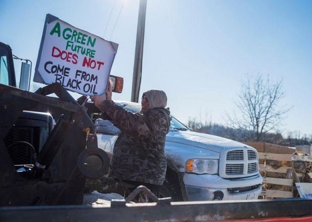 First Nations members of the Tyendinaga Mohawk Territory block train tracks servicing Via Rail, as part of a protest against British Columbia's Coastal GasLink pipeline, in Belleville, Ontario, Canada February 8, 2020. PHOTO: REUTERS