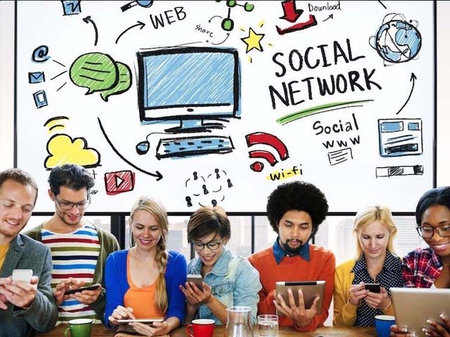 “All they do is peer into their smart phones and watch video clips.” PHOTO: TWITTER.