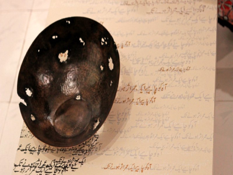 Around 83 artists from various art schools expressed their feelings about the Baldia factory fire at an exhibition titled ‘Awaaz’. While some artists photographed over 200 people to show the number of lives that were lost, others used contrasting images of gleaming surfaces and black insides to show the lives of poor labourers. PHOTO: AYESHA MIR/EXPRESS