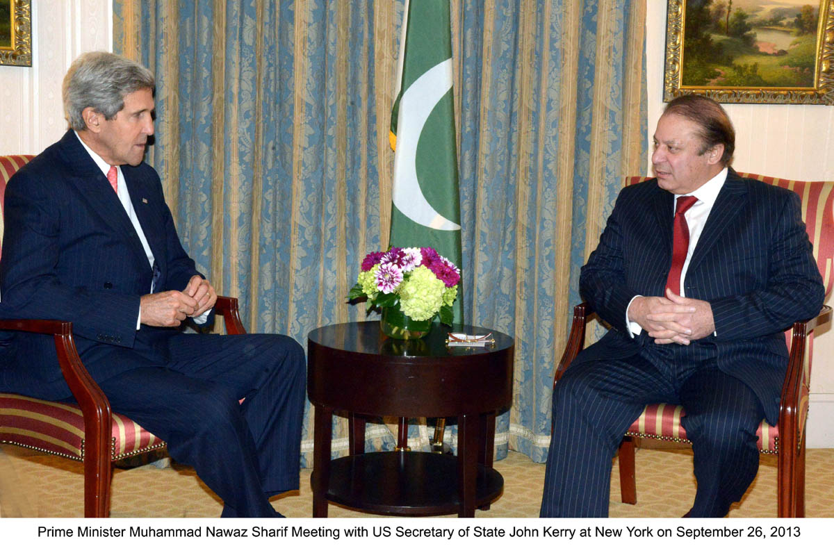 Prime Minister Nawaz Sharif (R) in a meeting with US Secretary of State John Kerry (L) in New York on Thursday. PHOTO: PID